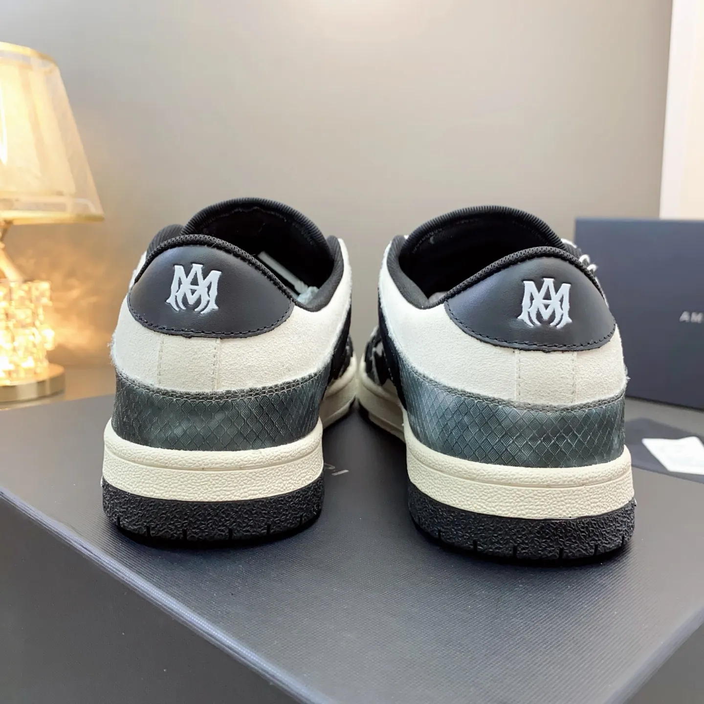 p580🐮🐮AMIRI Couple Style👑 The latest The Pacific Series Couple Style💀🦴Bone Stars Casual Sports Shoes Skateboard Shoes✔️ AMIRI's Pacific shoes are a sneaker that combines luxury and street style. Many celebrities and Internet celebrities have the same style. Its design and workmanship are very exquisite. Made of high-grade cow leather, soft to the touch and highly durable. 💎Fabrics: Original custom imported first-layer cowhide 💎Inner lining: Original customized breathable mesh 💎Foot: Original injection molded one-piece, comfortable, wear-resistant and not tiring for feet 💎Outsole: Original 1:1 molded three-color sole Original outsole 💎Sole thickness: 3CM 💎Size: Female 35-40 Male 39-46 💎Price; Top version 👑Special remarks Remark: (Female size 34 40 . Men's sizes 38 45 46 are customized and cannot be returned or exchanged. Please note when ordering! Thank you🤝🤝